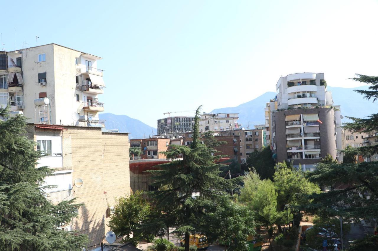Pine Apartment Tirana Bagian luar foto