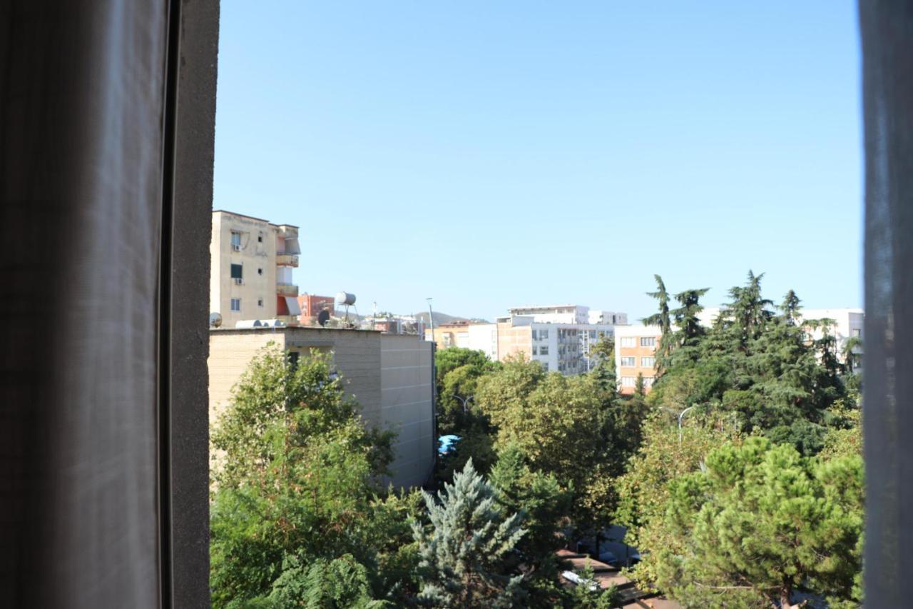 Pine Apartment Tirana Bagian luar foto